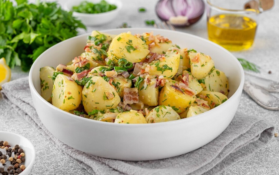 Kartoffelsalat: สลัด มันฝรั่งเยอรมันเนื้อครีมและสดชื่น